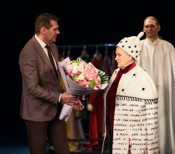 45-летие служения театру празднует заведующая костюмерным цехом Валентина Михайловна Кранова!