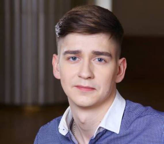 В труппе театра новый артист и сразу — дебютант. Знакомьтесь — Иван Романюк.