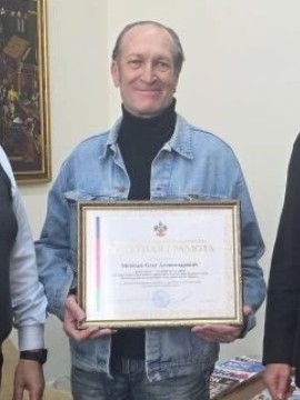 Заслуженного артиста РФ Олега Метелева наградили почетной грамотой ЗСК.